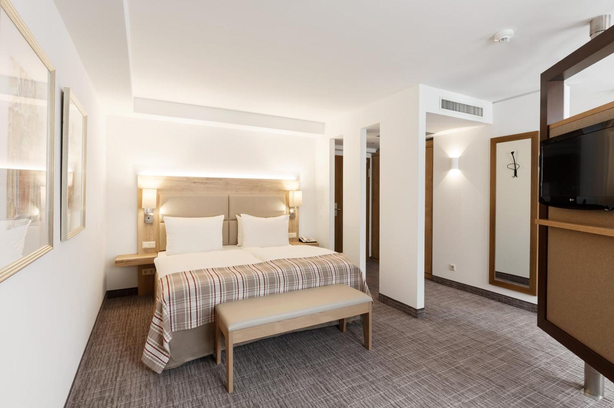 Premium Zimmer mit 1 Kingsize-Bett und 1 Etagenbett
